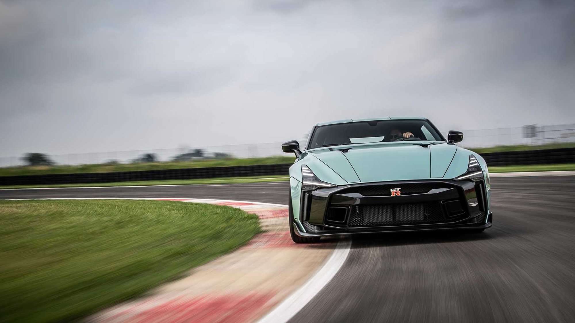 Nissan GT-R50 Italdesign verde olivo frontal