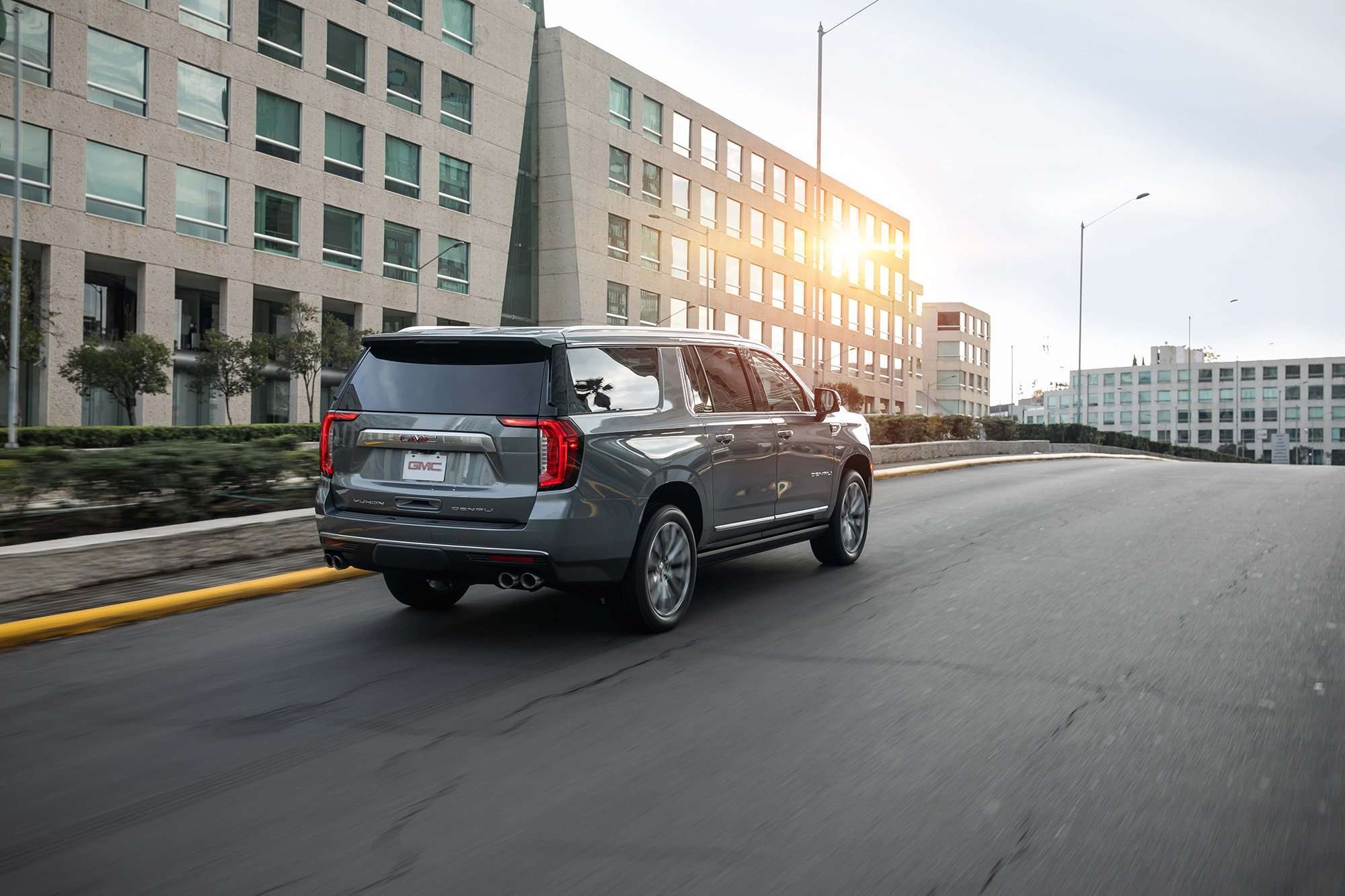 GMC Yukon 2021 Denali trasera