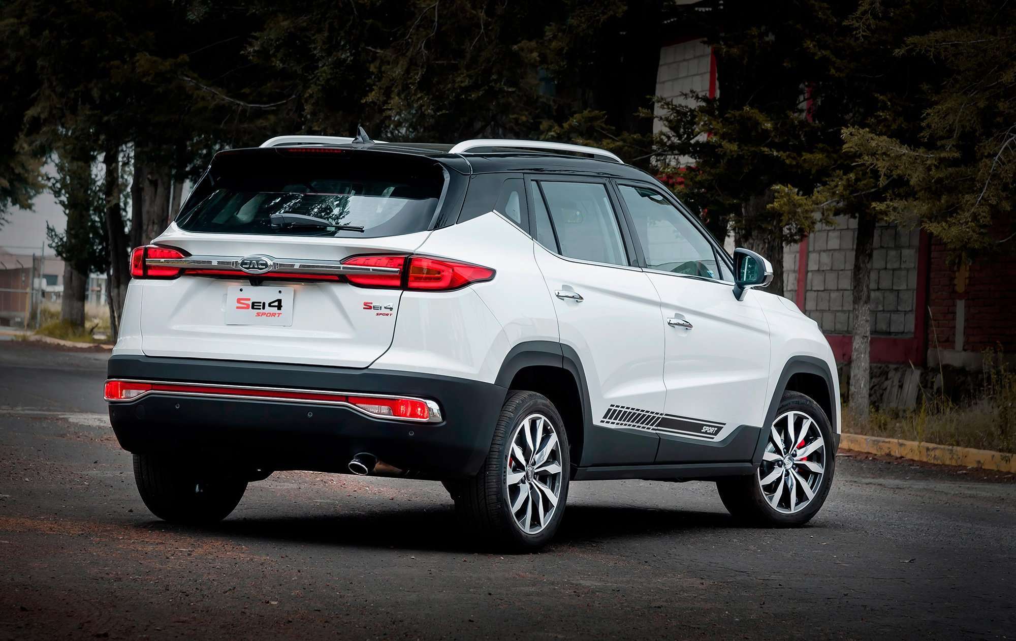 JAC Sei4 Sport Edition atras