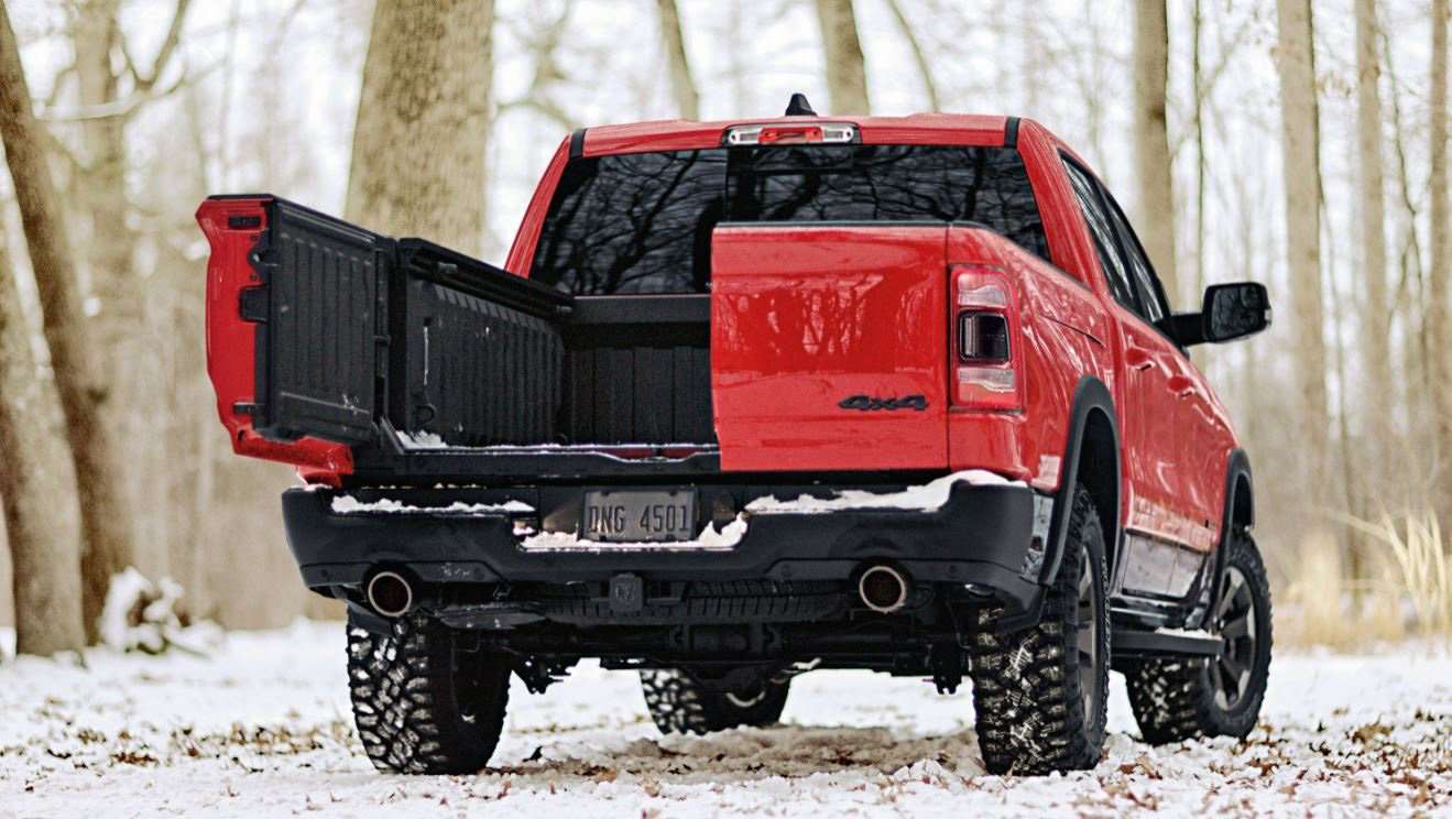 RAM-1500-Mild-Hybrid-2021 porton abierta mitad