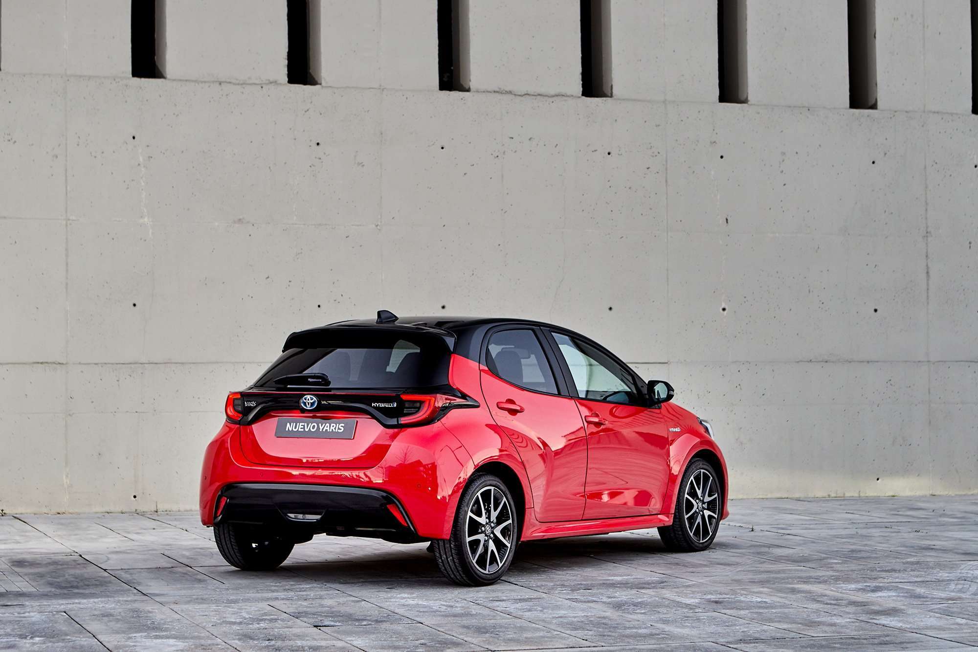 Toyota Yaris Electric Hybrid atras
