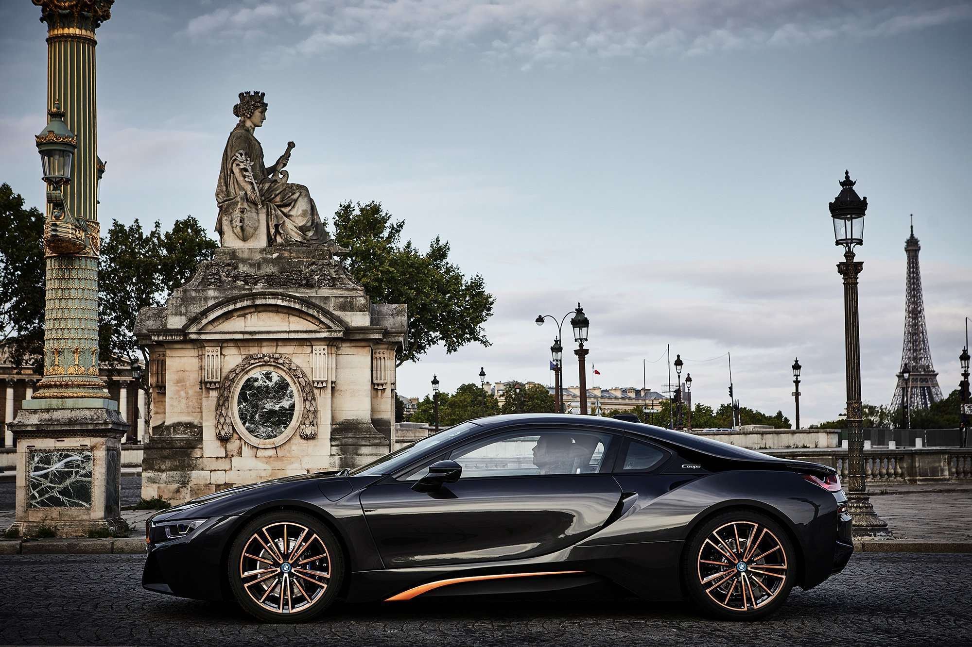 BMW i8 Ultimate Sophisto Edition lado