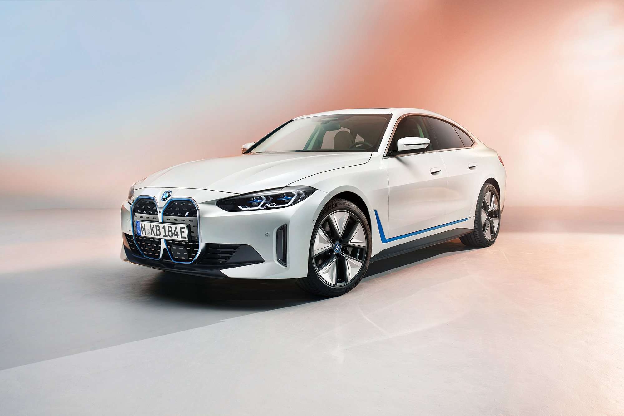 BMW i4 presentacion costado frontal