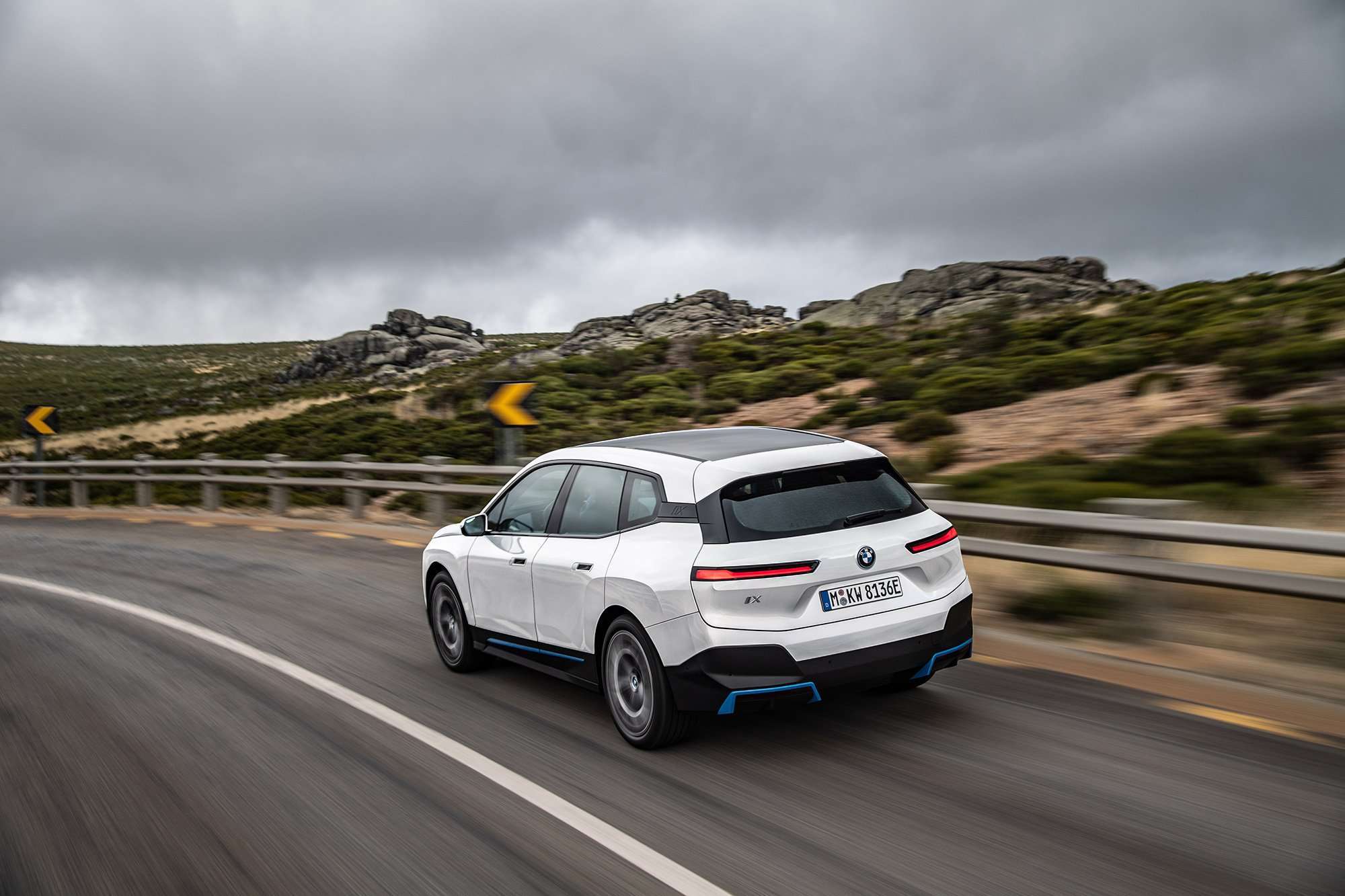 BMW iX xDrive40 trasera
