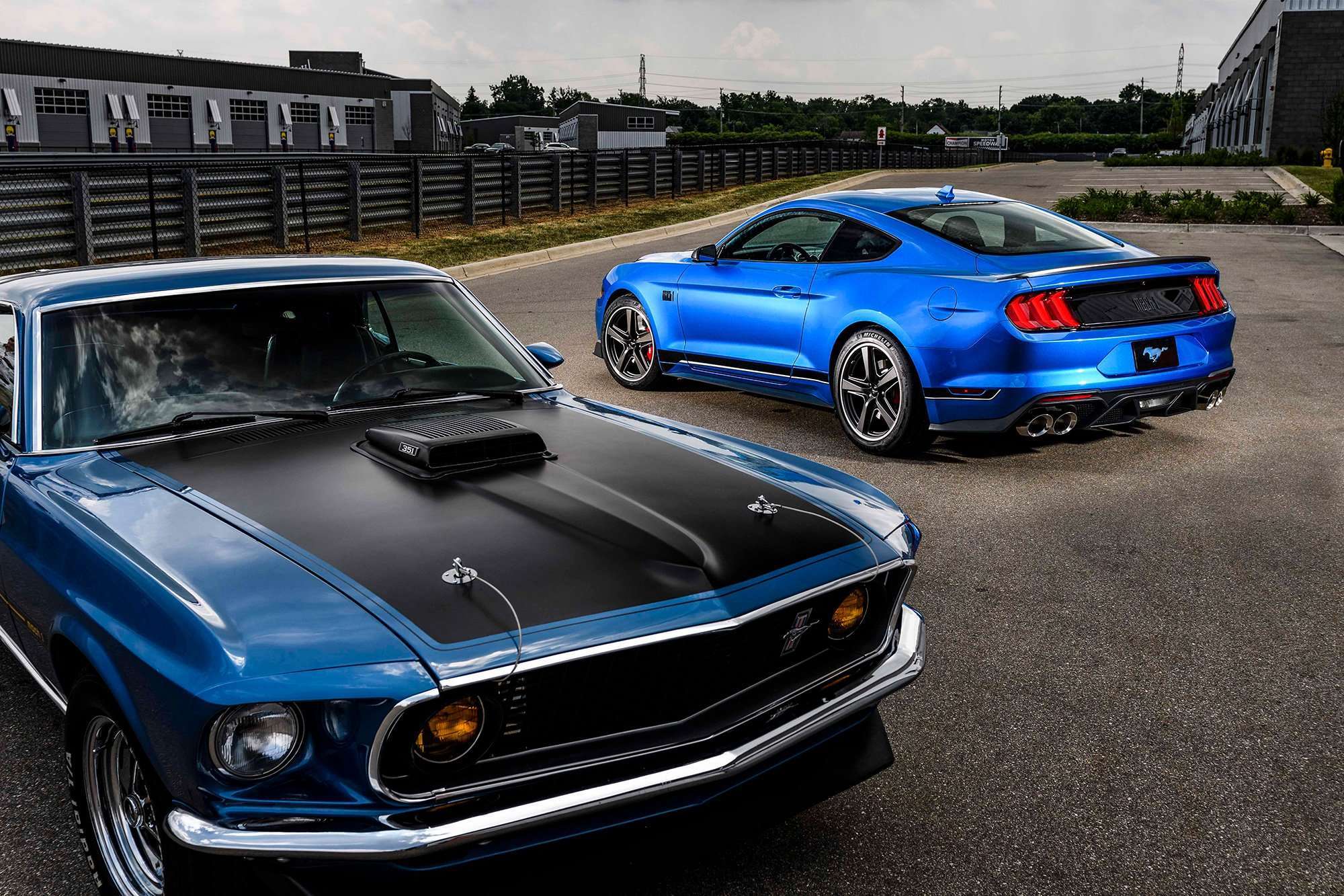 Mustang Mach 1 trasera