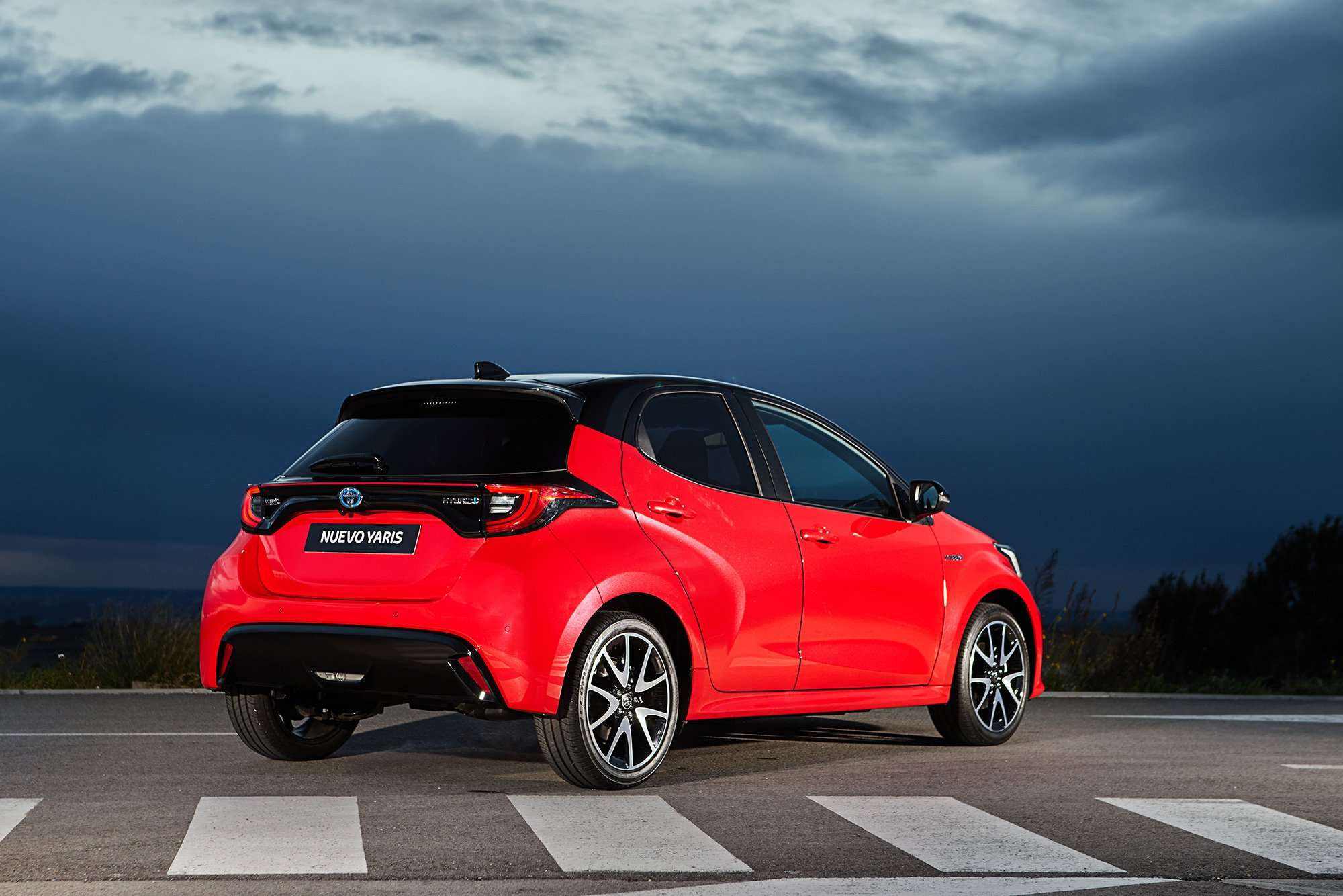 Yaris COTY 2021 atras