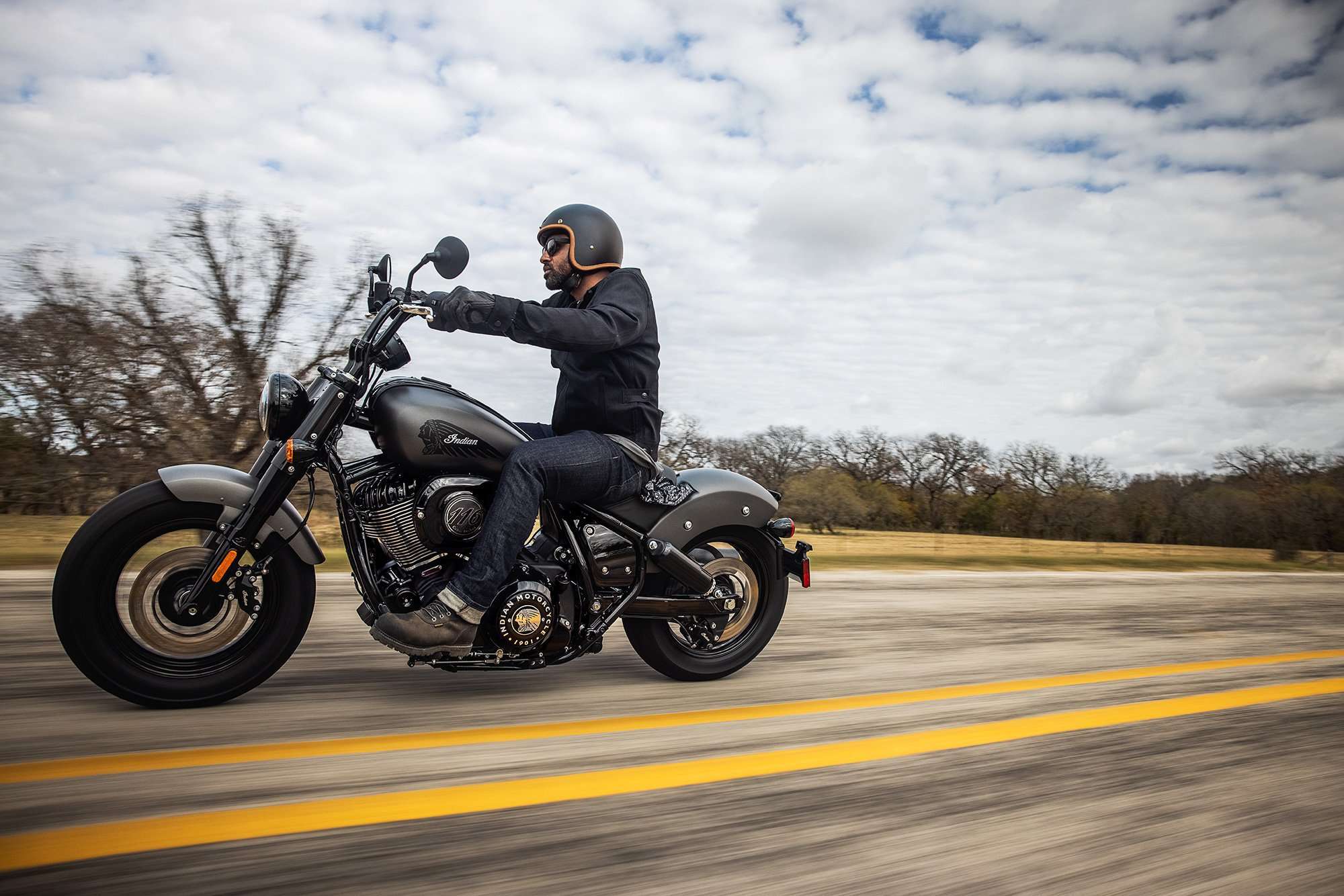 2022-ind-chiefbobberdarkhorse-titaniumsmoke-riding-2