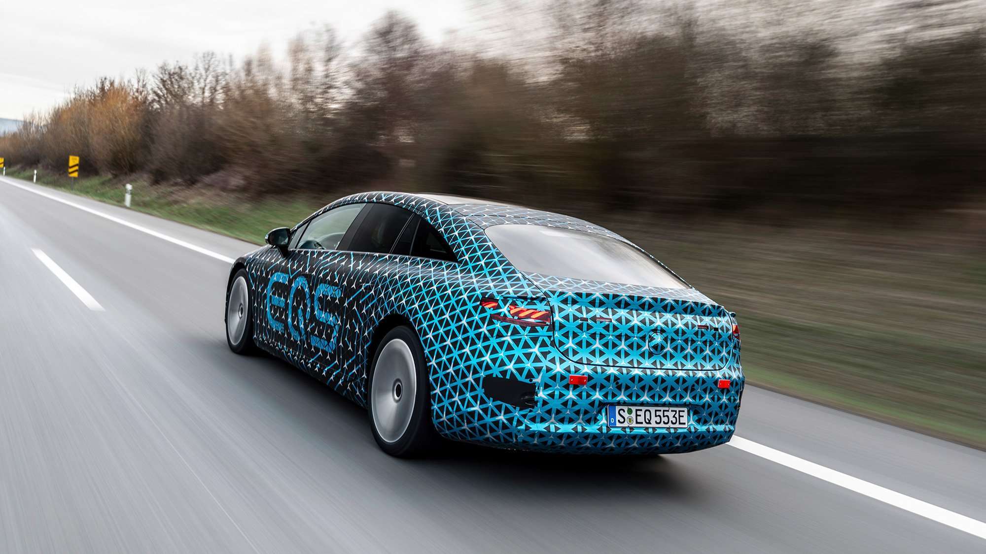 Mercedes EQS camo atras