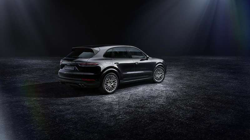 Porsche Cayenne Platinum Edition atras