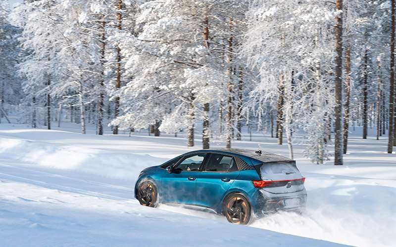 CUPRA Born naturaleza hielo
