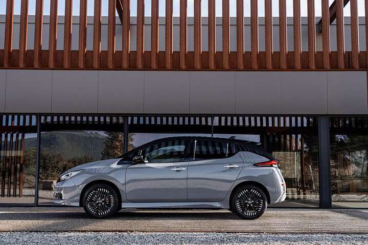 Nissan LEAF 2022 lado