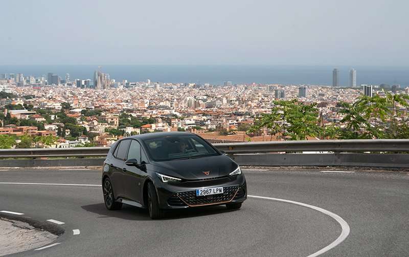 Nuevo-CUPRA-Born-con-bateria-de-77-kWh-Hasta-546-km-de-autonomia_01_HQ