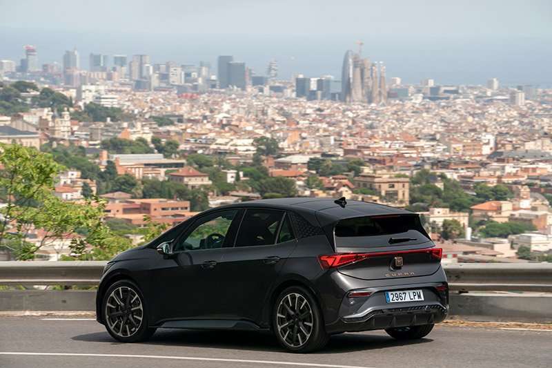 Nuevo-CUPRA-Born-con-bateria-de-77-kWh-Hasta-546-km-de-autonomia_02_HQ