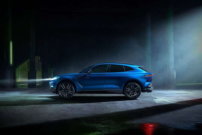 Aston Martin DBX707 2023 lado