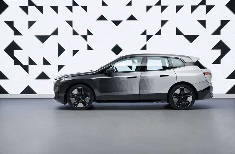 BMW iX Flow blanco negro