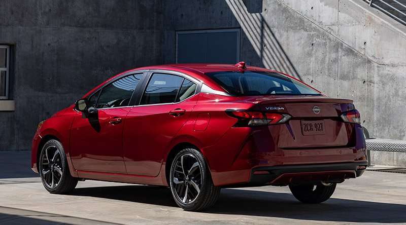 Nissan Versa 2023 atras