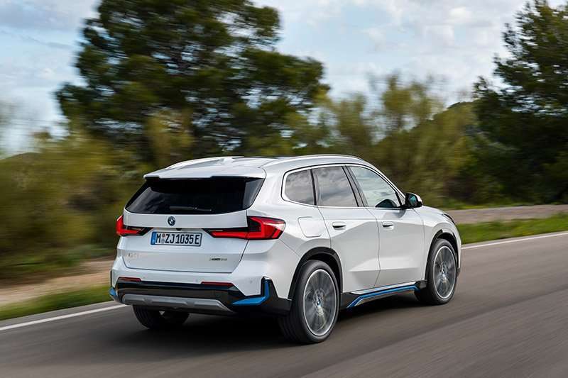 BMW iX1 xDrive30 trasera