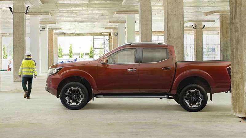 Nissan Frontier pick-up 2024 lado