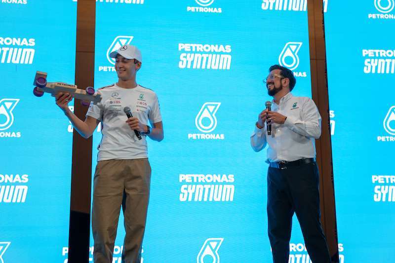 George Russell y Petronas regalo Mexico
